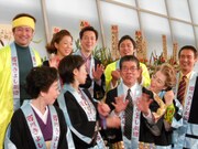 西川ヘレンは家族で舞台に立てることを感謝、長男の忠志は「1日1日を大切に、お客様に笑顔で帰ってもらえるように」とコメント。締めを任された長女のかの子は「緊張してたんですが、練習中父のセリフがあっちこっち行ったので、のびのびできた。父は本番のほうがのびのびやってました」と周囲を笑わせた。