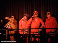 写真は豊満乃風。メンバーはダイノジ大地、デッカチャン、どりあんず平井、こりゃめでてーな大江。メンバーの平均体重は約100kgとなっており、このたびレコーディングにも挑戦している。