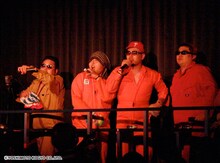 写真は豊満乃風。メンバーはダイノジ大地、デッカチャン、どりあんず平井、こりゃめでてーな大江。メンバーの平均体重は約100kgとなっており、このたびレコーディングにも挑戦している。