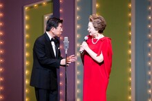 舞台の上で言葉を交わす西川きよしと西川ヘレン夫妻。相手をネタにする中にも、仲睦まじい様子が見てとれた。(c)吉本興業