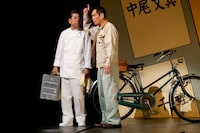 舞台「おとうちゃんのコロッケ キッチン・ナカニシ三代目」の一場面。ぼんちおさむ演じるパン屋の社長は、大阪万博に夢がふくらませている。(c)吉本興業