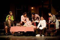 舞台「おとうちゃんのコロッケ キッチン・ナカニシ三代目」の一場面。ラジオやテレビから流れてくる音やメニューの安い料金など、大阪万博当時を知る人には懐かしい響きが盛りだくさん。(c)吉本興業