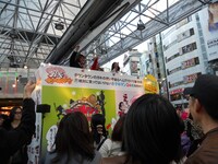 最後は「ダウンタウンの大晦日スペシャル!! 『絶対に笑ってはいけないスパイ24時！』見ないと」の掛け声で、会場に集まった観客と声を揃えて「アウトー」と決め台詞を叫んだ。