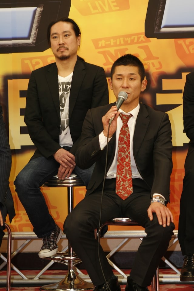 漫才日本一に輝いた笑い飯。左が西田幸治、右が哲夫。