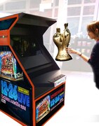 写真は、裸眼3Dで空中に浮ぶM-1優勝トロフィーのイメージ。