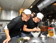 トータルテンボス。来年2011年1月12日にはDVD「コントライブ　ブロッコリー畑のお調子モンキー」が発売になる。(c)横浜ウォーカー