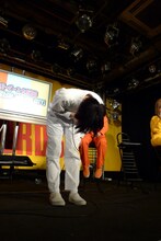 ダメ出しを受け、会場に謝罪する鳥居みゆき。