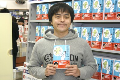 著書「都道府県の持ちかた」発売記念サイン会に登場したバカリズム。「この本の持ちかたはこうです」とフォトセッションに応じた。