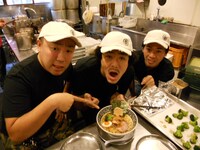 あっぱれ小泉とウルトラベイビー中尾もヘルプで登場。あっぱれは「ラーメン、つけ麺、ぼくラーメン」などのギャグで、店内を盛り上げようと奮闘した。