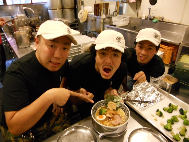 あっぱれ小泉とウルトラベイビー中尾もヘルプで登場。あっぱれは「ラーメン、つけ麺、ぼくラーメン」などのギャグで、店内を盛り上げようと奮闘した。