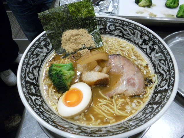 シンプルながら濃厚なスープは、縮れ麺との相性が抜群。歯ごたえのある肩口ロースと角煮風バラの2種類のチャーシューを使うなど、ラーメン通の藤田のこだわりも。