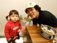 スタッフの子どもからお祝いの花束贈呈も。