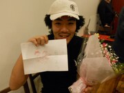 子どもからもらった手紙には、「とおたるてんぼすさんえ」という言葉と、2人の似顔絵が。髪の毛の多い方が藤田、髪の毛の少ない方が大村だそう。