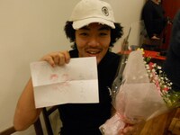 子どもからもらった手紙には、「とおたるてんぼすさんえ」という言葉と、2人の似顔絵が。髪の毛の多い方が藤田、髪の毛の少ない方が大村だそう。