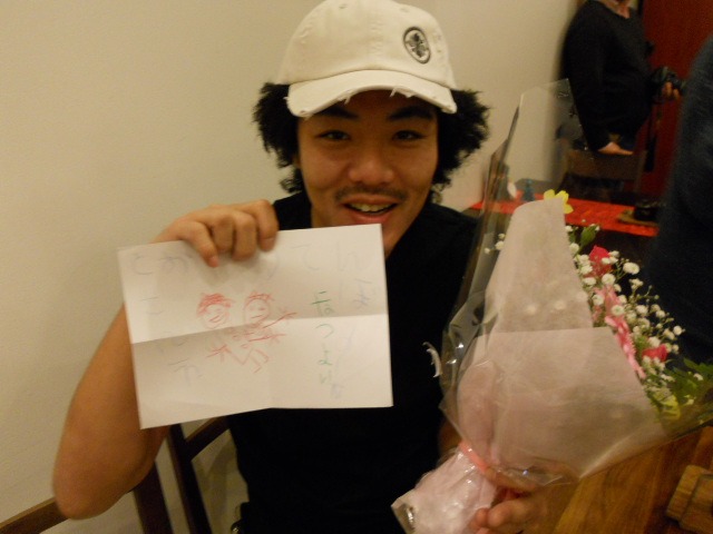 子どもからもらった手紙には、「とおたるてんぼすさんえ」という言葉と、2人の似顔絵が。髪の毛の多い方が藤田、髪の毛の少ない方が大村だそう。