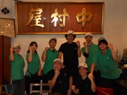 開店前には店のスタッフと記念撮影。大村は遅刻のため一緒に撮影できず。