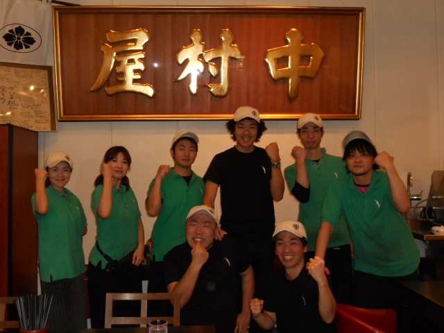 開店前には店のスタッフと記念撮影。大村は遅刻のため一緒に撮影できず。