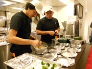 ブロッコリーをトッピングする藤田。