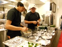 ブロッコリーをトッピングする藤田。