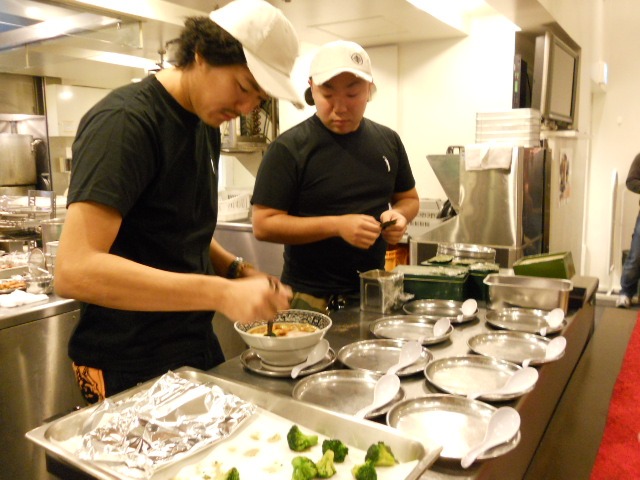 ブロッコリーをトッピングする藤田。