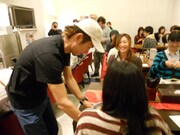 客にラーメンを出す大村。