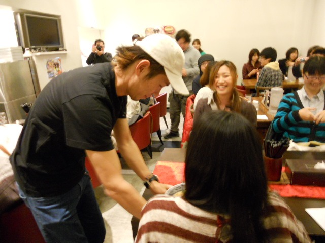 客にラーメンを出す大村。