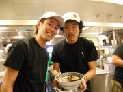 初日に長蛇の列、トータルの「テンボスラーメン」大盛況