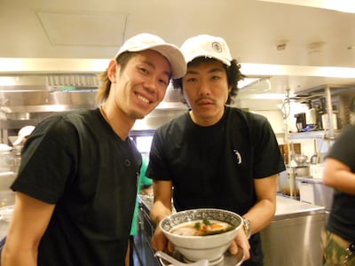 本日12月14日から神奈川・海老名のラーメン店「中村屋」にて、オリジナルラーメン「テンボスラーメン」を発売開始したトータルテンボス。