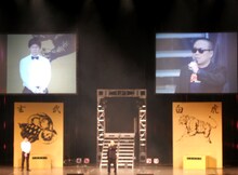 本日12月14日、東京・中野サンプラザにて行われた大喜利王決定戦「ダイナマイト関西2010 fourth」の模様。館長のバッファロー吾郎・木村は場所にちなんで「サンプラザ中野」のモノマネで登場。