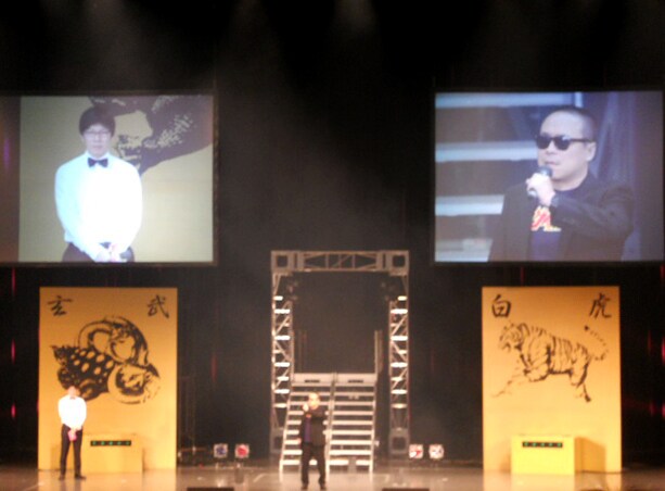 本日12月14日、東京・中野サンプラザにて行われた大喜利王決定戦「ダイナマイト関西2010 fourth」の模様。館長のバッファロー吾郎・木村は場所にちなんで「サンプラザ中野」のモノマネで登場。