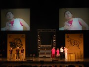 「笑いで屋根を吹き飛ばす」と豪語した春日。チームは勝利したものの、屋根は飛ばず、不思議そうに屋根を見つめた。