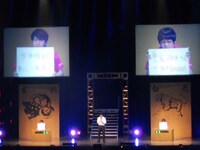 若林は「山ちゃんは芸能界唯一の友達ですが、持ち前の社交性と明るさでがんばる」と宣言。山里は「そう言いながらまだ1回も目が合ってない」と返した。解説のオードリー春日からは「若林に負けて欲しくない」という言葉も。