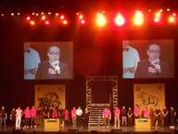 木村は「ここまで来れたのはみなさんのおかげ」と会場の観客に感謝。終演後は著書「ラブボール」の即売サイン会へ。来年2011年1月には芝居の脚本にも挑戦するとのこと。詳しくはブログでチェックしよう。