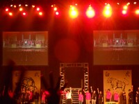 最後は恒例のかけ声。会場にいる全員で「ダイナマイト関西！」「fourth！」と、4本の指を立てて大会は終了した。