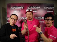 昨日12月14日に中野サンプラザで行われた大喜利王者決定戦イベント「ダイナマイト関西2010 forth」優勝者のケンドーコバヤシと主催者のバッファロー吾郎。ケンコバは「チャンピオンベルトを紛失したから、これがチャンピオンベルトだ」と自らのベルトを外して見せた。