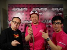 昨日12月14日に中野サンプラザで行われた大喜利王者決定戦イベント「ダイナマイト関西2010 forth」優勝者のケンドーコバヤシと主催者のバッファロー吾郎。ケンコバは「チャンピオンベルトを紛失したから、これがチャンピオンベルトだ」と自らのベルトを外して見せた。