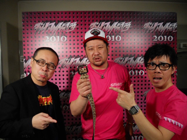 昨日12月14日に中野サンプラザで行われた大喜利王者決定戦イベント「ダイナマイト関西2010 forth」優勝者のケンドーコバヤシと主催者のバッファロー吾郎。ケンコバは「チャンピオンベルトを紛失したから、これがチャンピオンベルトだ」と自らのベルトを外して見せた。