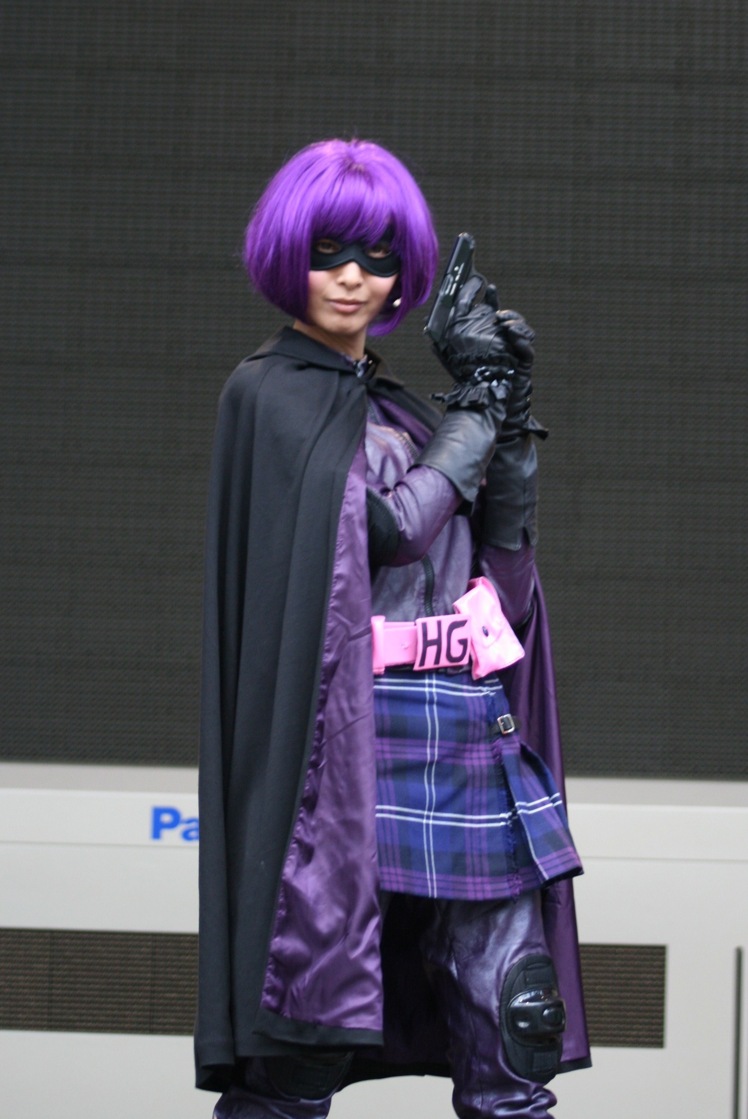 コスプレ好きの加藤夏希。この衣装について「着ていると安心感があります。目元にマスクがあると落ち着きます」とお気に入りの様子だった。