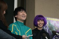 囲み取材の様子。