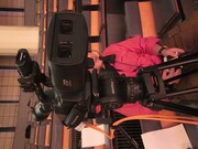 3D映像撮影専用カメラには、レンズが2つ付いている。(c)YTV