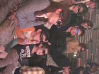 観客も全員メガネを装着。目の前の出演者とモニターの3D映像を同時に楽しんだ。(c)YTV