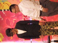 前に飛び出している方がより3Dに見えるのではないかということで、ジュニアに呼ばれた長井誠プロデューサー。(c)YTV