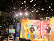 スタジオではシャボン玉を飛ばして3D映像を体験。観客も一緒にシャボン玉を飛ばした。(c)YTV