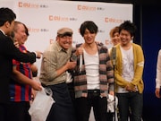 すかさずケンタロウが近寄り「このさんま『男子ごはん』で使います」とボケをさらっていった。