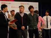 司会のあべこうじに「絵描き歌はどうやって思いついたのか？」と聞かれた野性爆弾・川島。「昔友人と海に行ったとき溺れかけて、ふっと上を見上げた時に。『これを伝えないと！』という気持ちで生き延びましたね」と答えた。