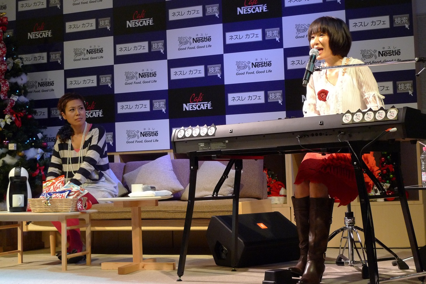 オリジナル曲「いいんじゃない？」を披露する平松愛理（右）と、歌に聞き入る青木さやか（左）。