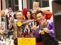 「玉袋筋太郎のナイトスナッカーズ」DVD発売記念イベントに登場した玉袋筋太郎（左端）とDVDの出演者たち。