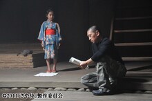 「さや侍」で監督を務めるダウンタウン松本人志（右）。(c)2011「さや侍」製作委員会