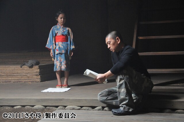 「さや侍」で監督を務めるダウンタウン松本人志（右）。(c)2011「さや侍」製作委員会