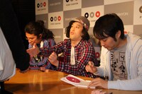 エレ片のDVD「エレ片コントライブ～コントの人4～」発売記念イベントに登場した片桐仁、エレキコミックやつい、エレキコミック今立（左より）。